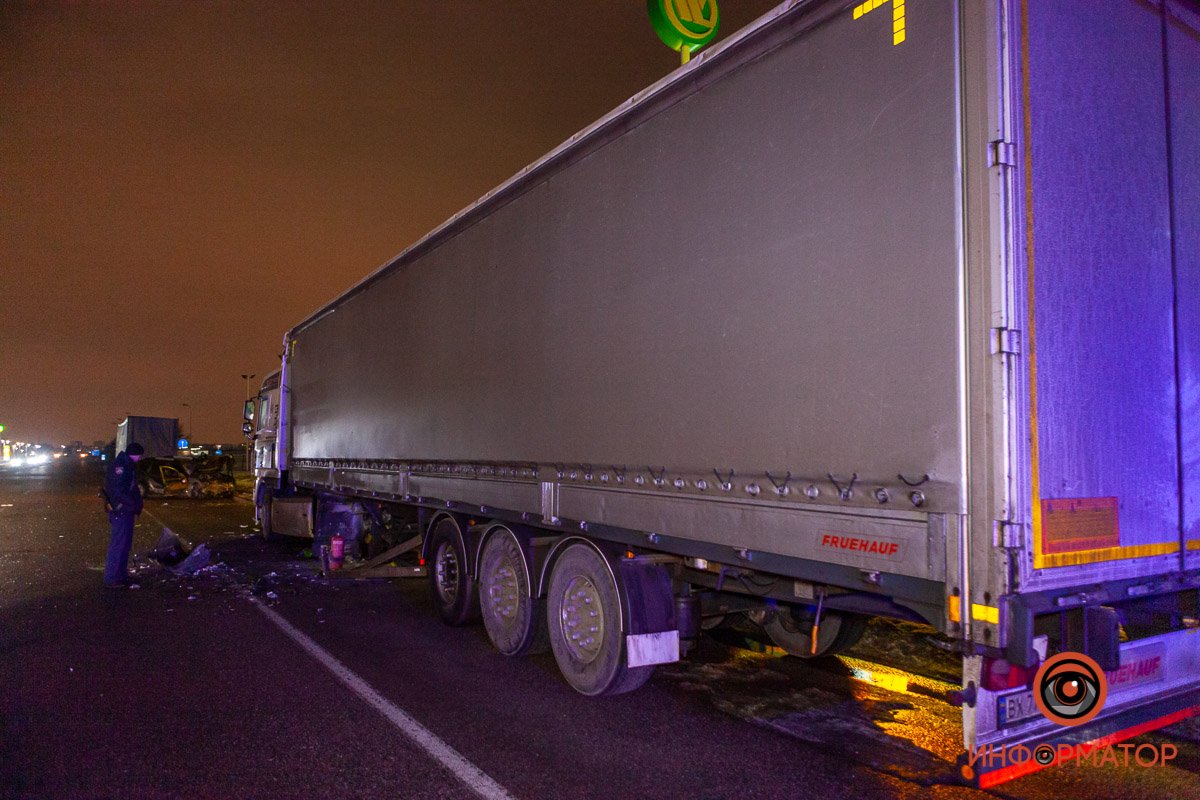 Водитель фуры припарковал машину, чтобы уточнить маршрут Водитель фуры припарковал машину, чтобы уточнить маршрут