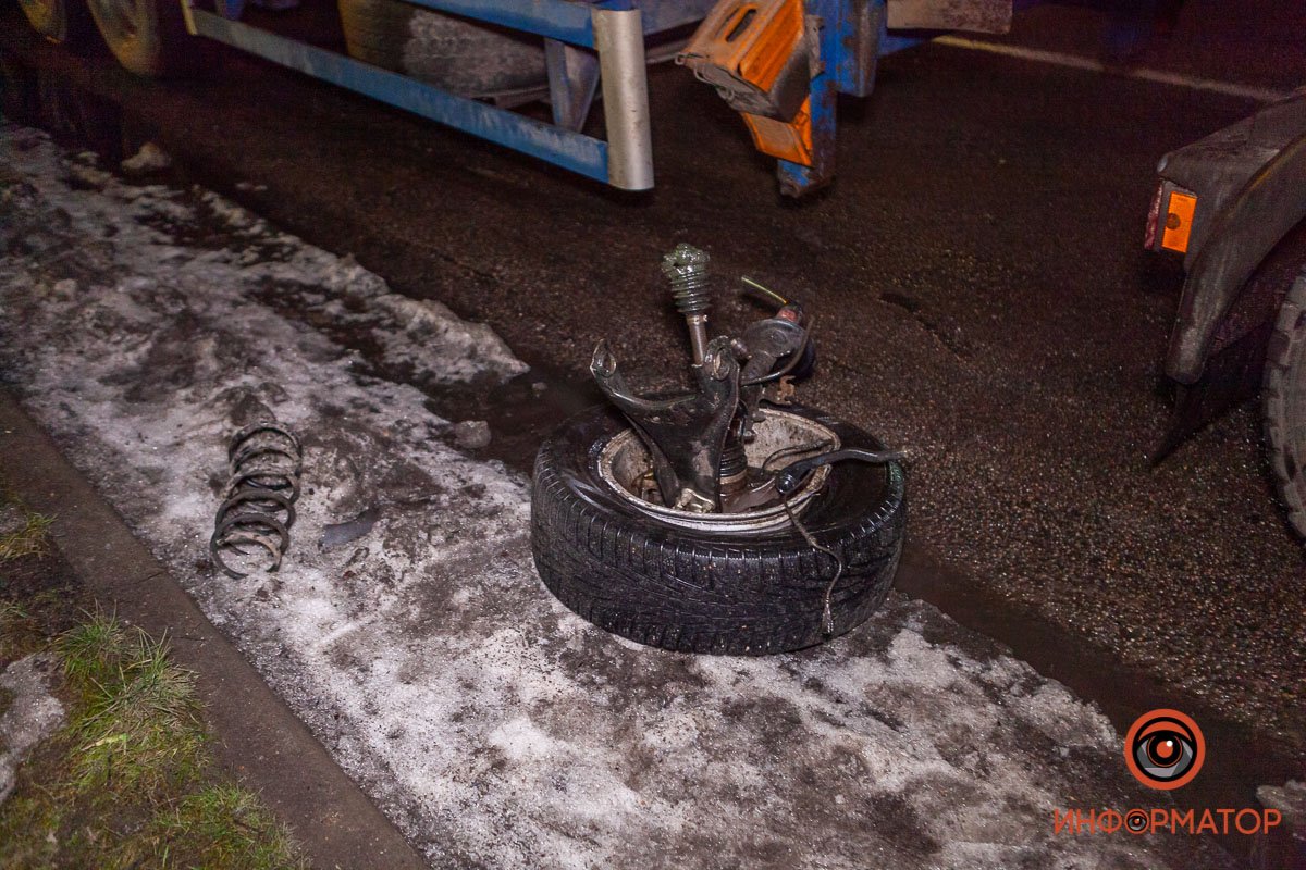 Удар был такой силы, что у машины отлетело колесо Удар был такой силы, что у машины отлетело колесо