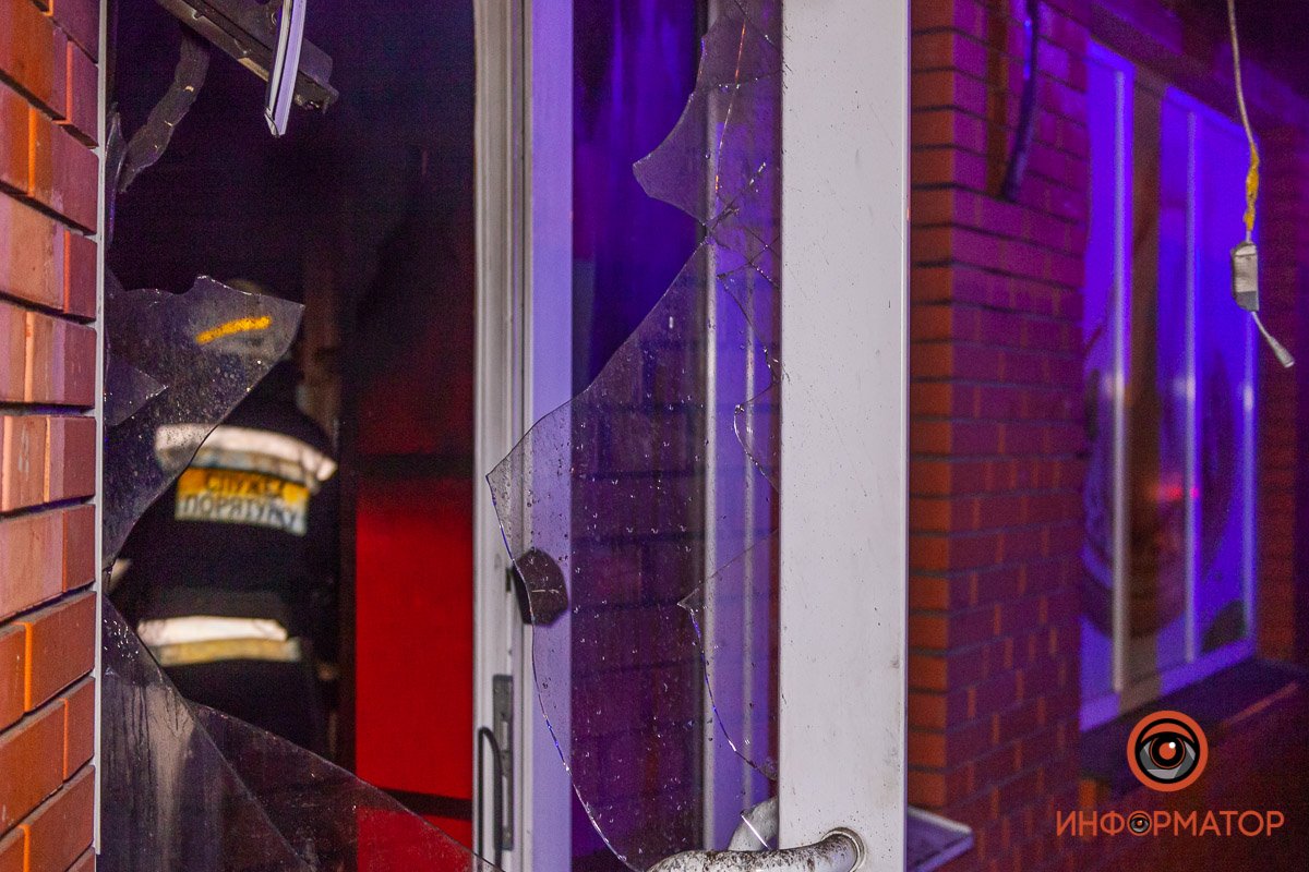 На входной двери разбито стекло На входной двери разбито стекло