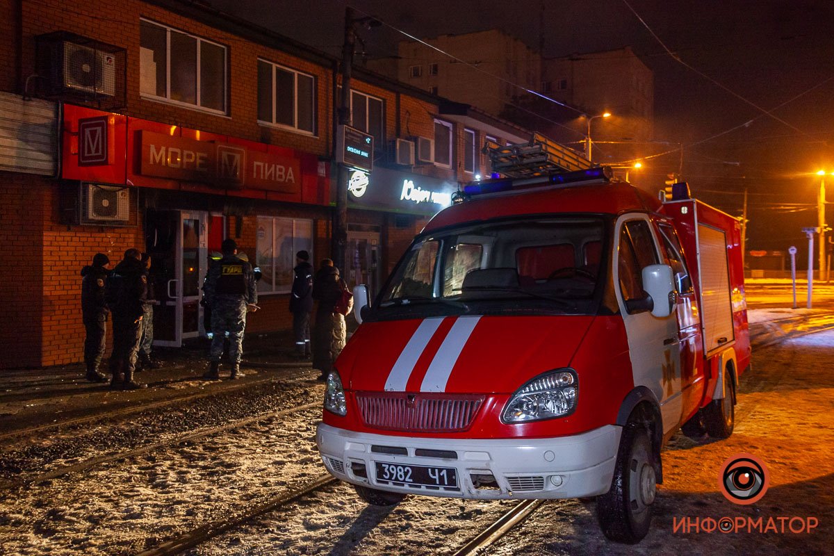 Входная дверь магазина была не заперта Входная дверь магазина была не заперта