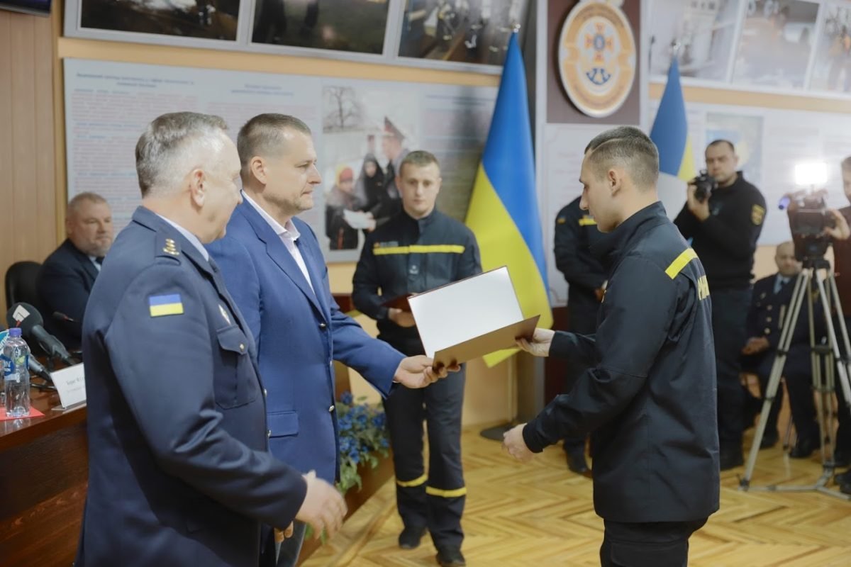 Награды вручал мэр города Борис Филатов Награды вручал мэр города Борис Филатов