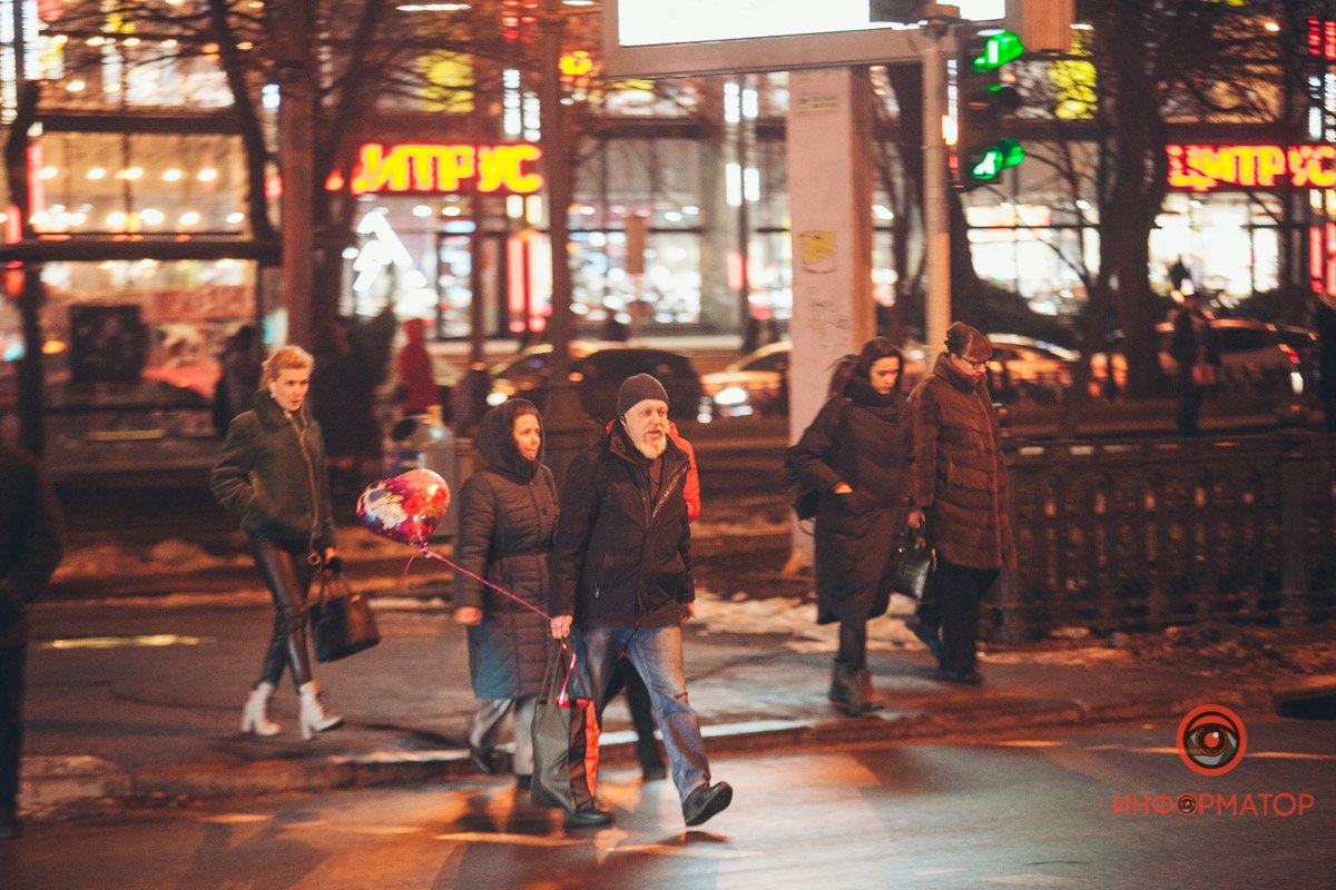 Как жители Днепра торопятся домой на День Валентина 1