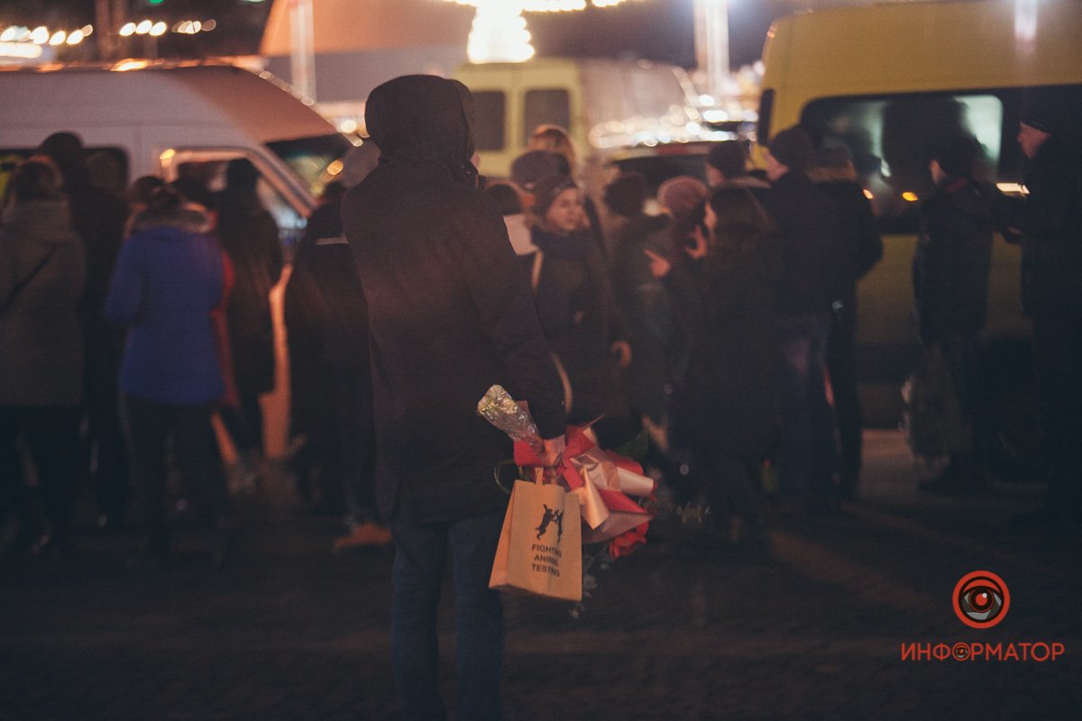 Как жители Днепра торопятся домой на День Валентина 6