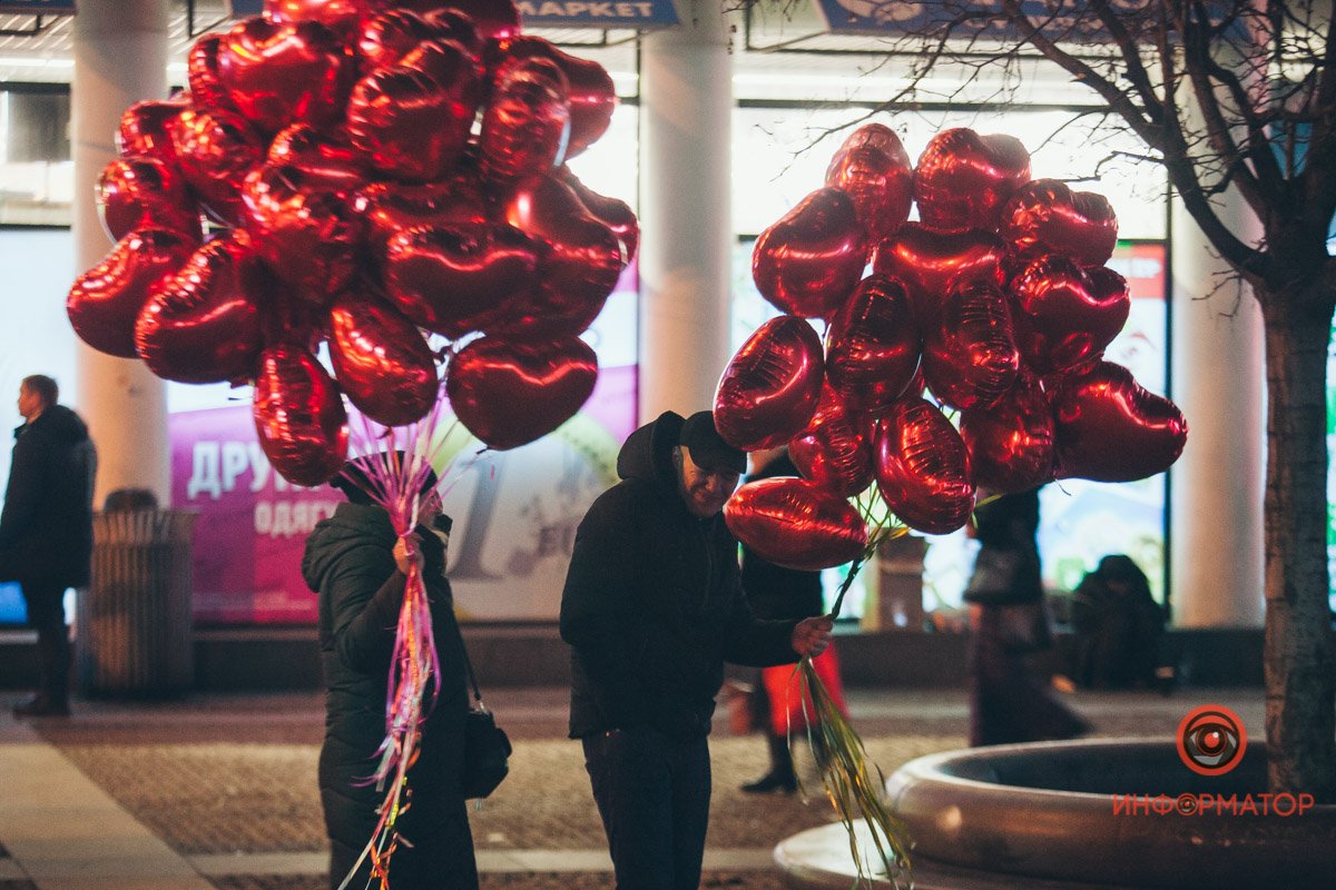Как жители Днепра торопятся домой на День Валентина 9