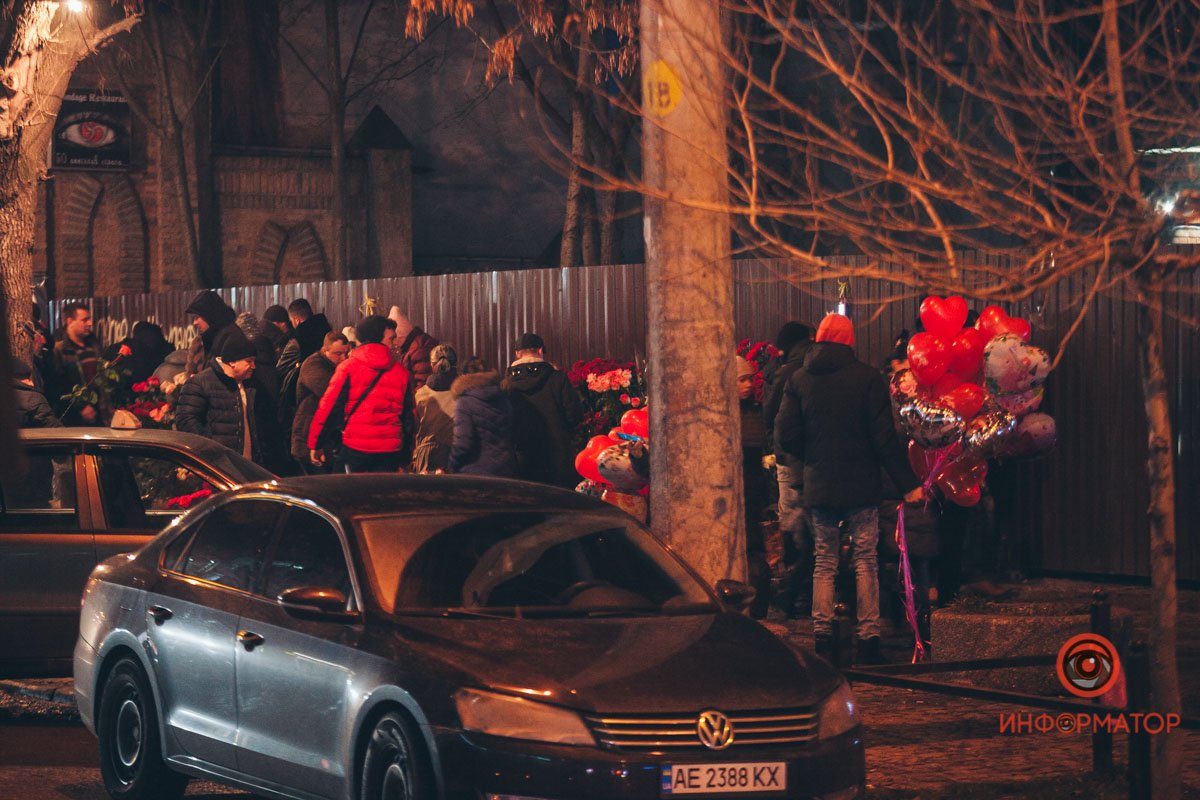 Как жители Днепра торопятся домой на День Валентина 10