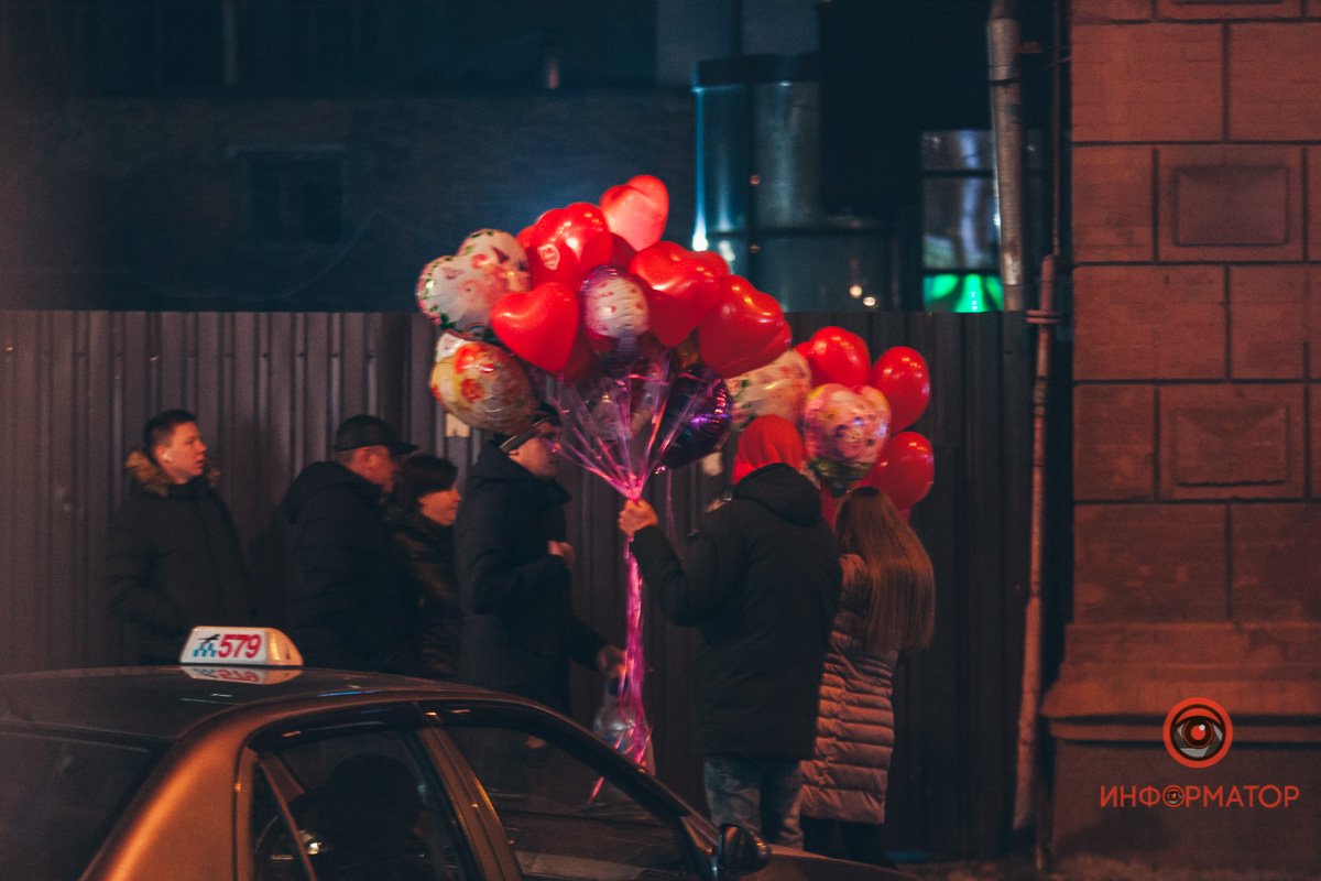 Как жители Днепра торопятся домой на День Валентина 11