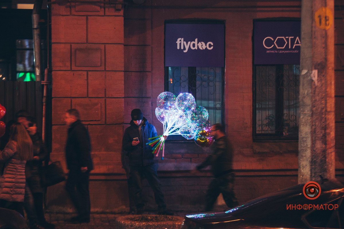 Как жители Днепра торопятся домой на День Валентина 12