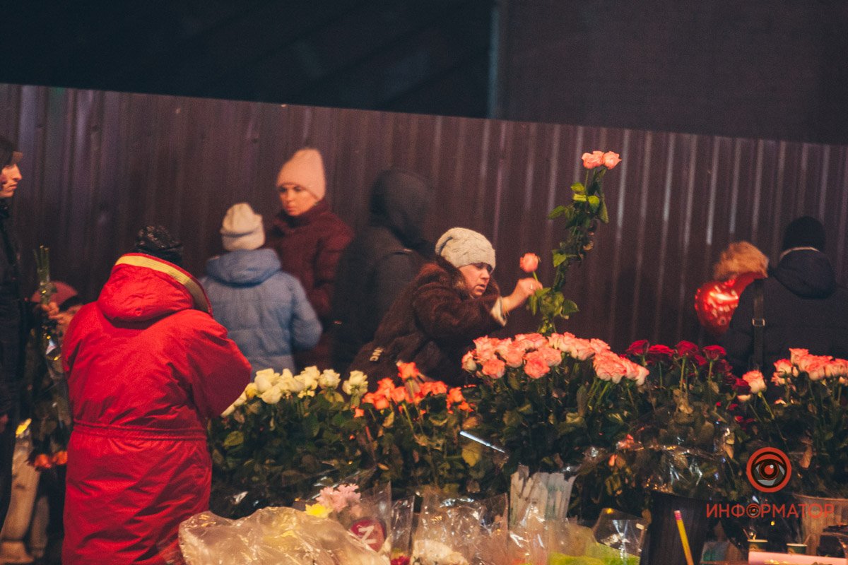 Как жители Днепра торопятся домой на День Валентина 13