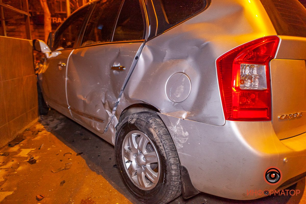 От удара автомобиль развернуло