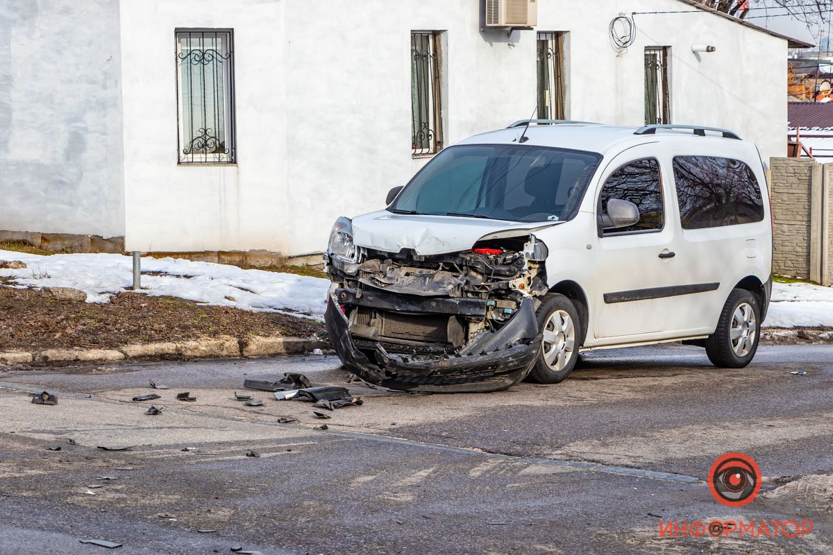 Из-за аварии в районе перекрестка Выборгской и Нестерова периодически собирается пробка Из-за аварии в районе перекрестка Выборгской и Нестерова периодически собирается пробка