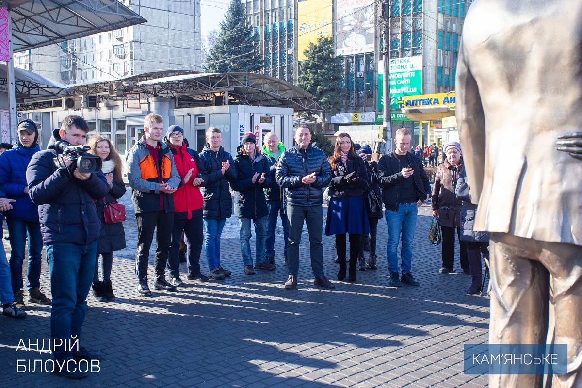 В центре Каменского открыли скульптуру влюбленных 1