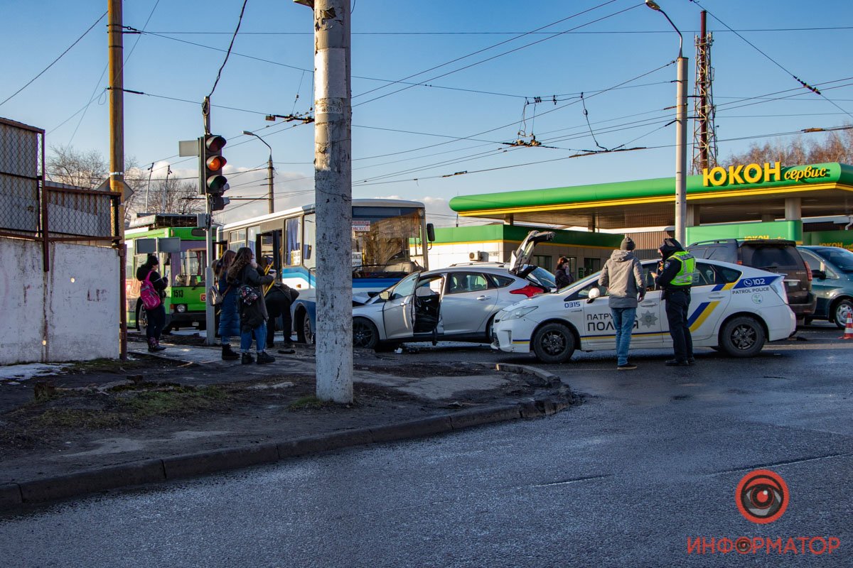 На перекрестке улиц Калиновой и Янтарной случилось тройное ДТП На перекрестке улиц Калиновой и Янтарной случилось тройное ДТП