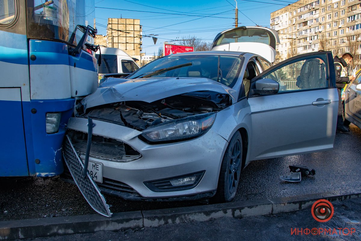 Предварительно, Ford столкнулся с Lexus и отлетел в маршрутный автобус № 51 Предварительно, Ford столкнулся с Lexus и отлетел в маршрутный автобус № 51