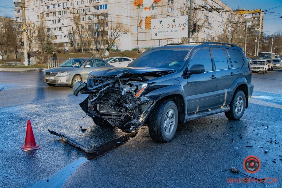 Водителю Lexus и пассажиру Ford понадобилась помощь медиков Водителю Lexus и пассажиру Ford понадобилась помощь медиков