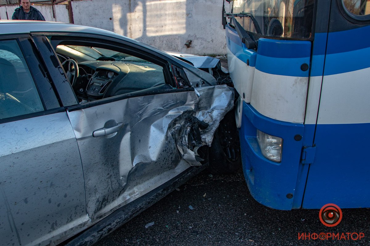 Водитель Ford и автобуса, а также пассажиры общественного транспорта не пострадали Водитель Ford и автобуса, а также пассажиры общественного транспорта не пострадали