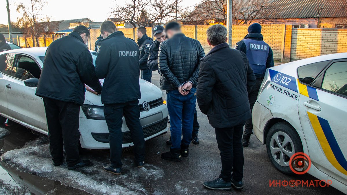 В салоне автомобиля находились двое мужчин