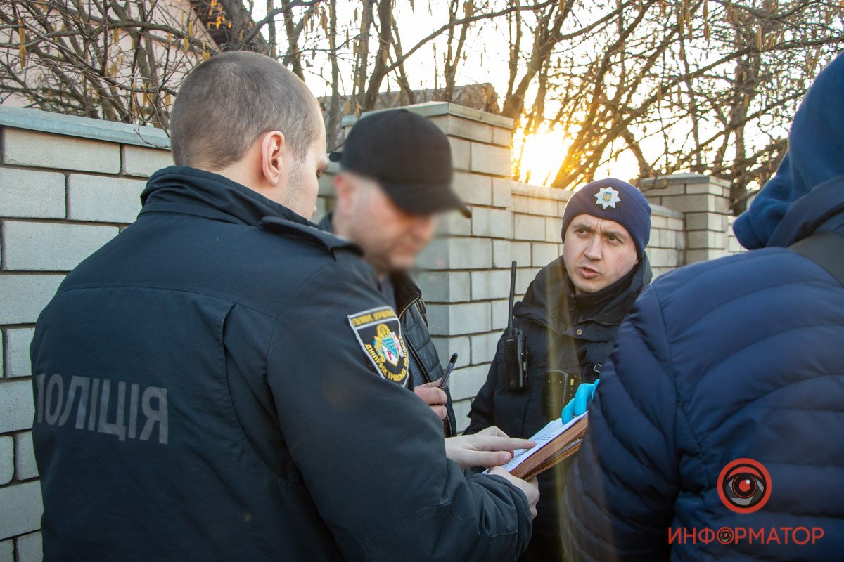 Мужчина разбил стекло Toyota Prado и украл портфель с деньгами