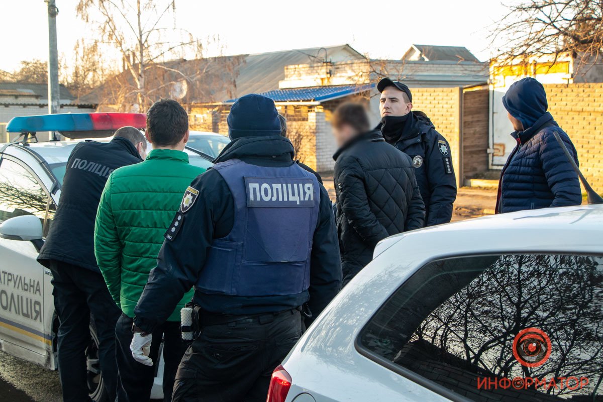 При поверхностном осмотре у них обнаружили ту же сумму денег, что была и в украденном из Toyota портфеле