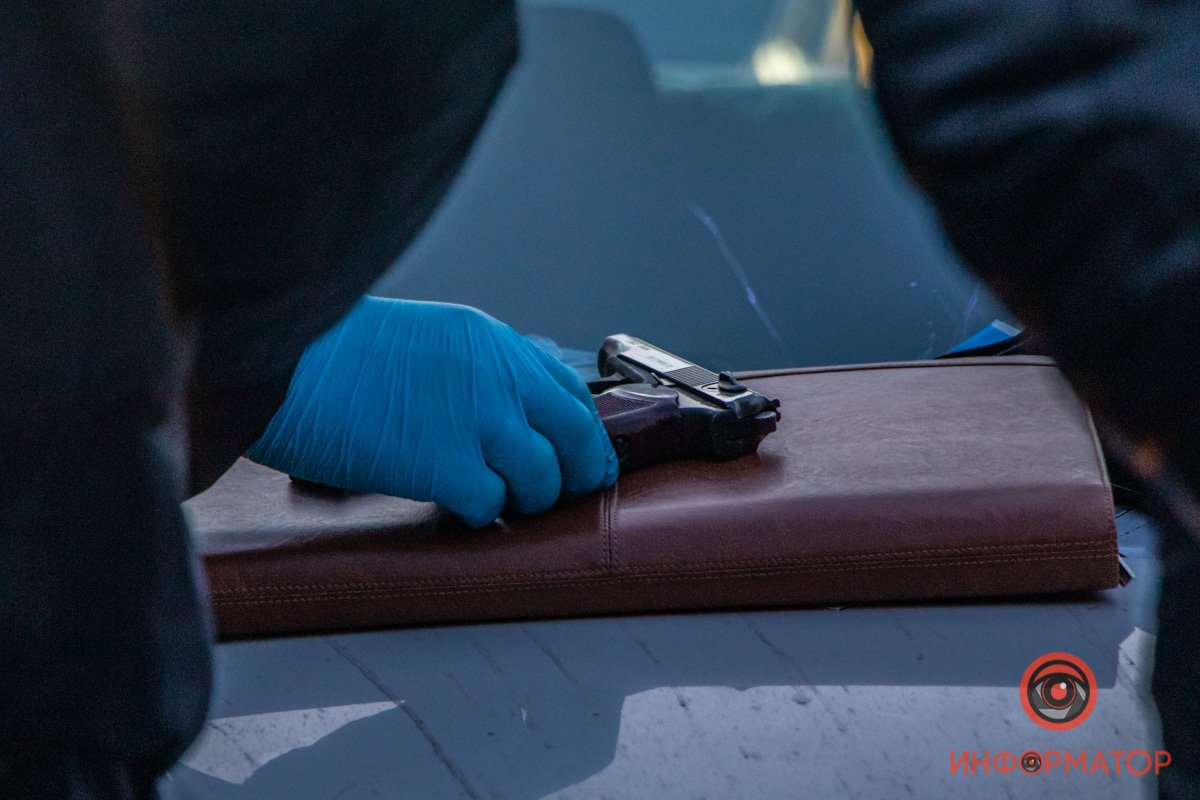 Помимо денег, в рюкзаке лежали документы и травматический пистолет