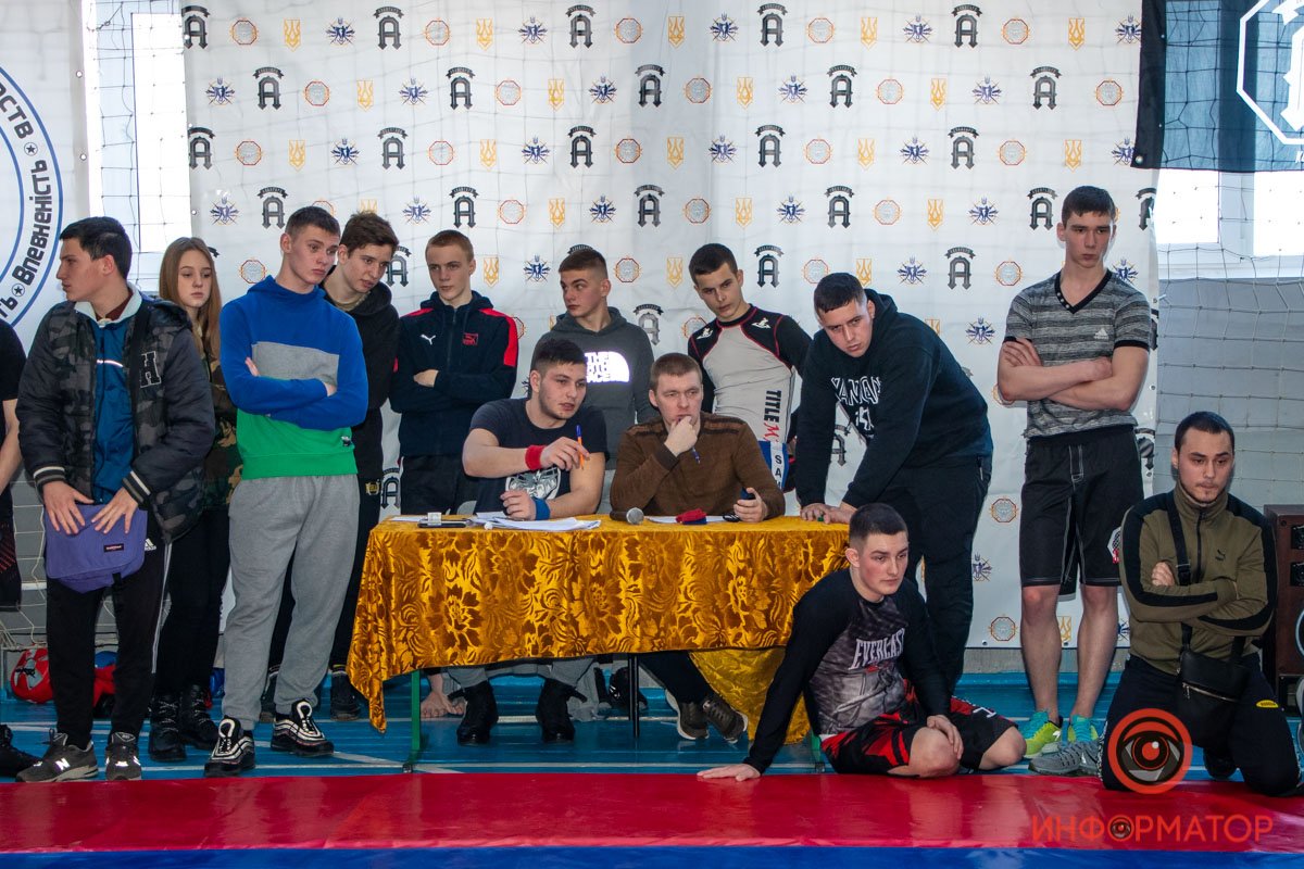 Судьи внимательно следили за поединками Судьи внимательно следили за поединками