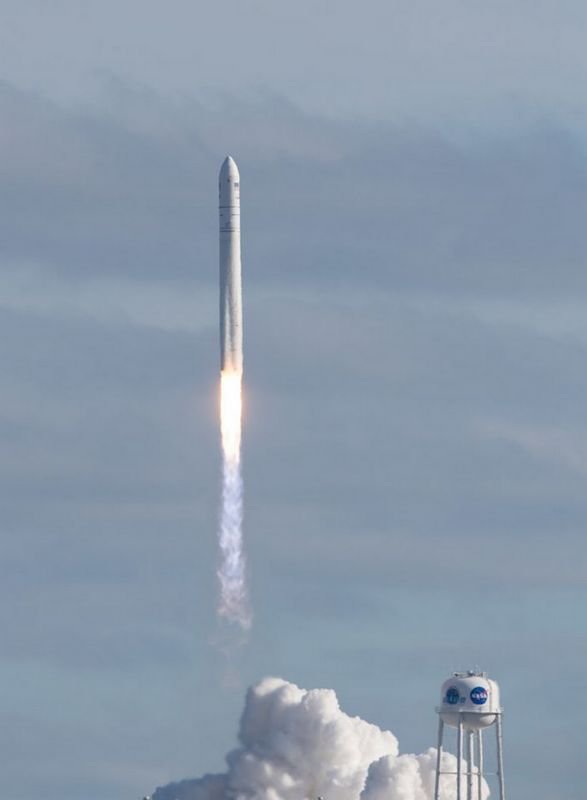 Запуск ракеты на космической станции в США Запуск ракеты на космической станции в США