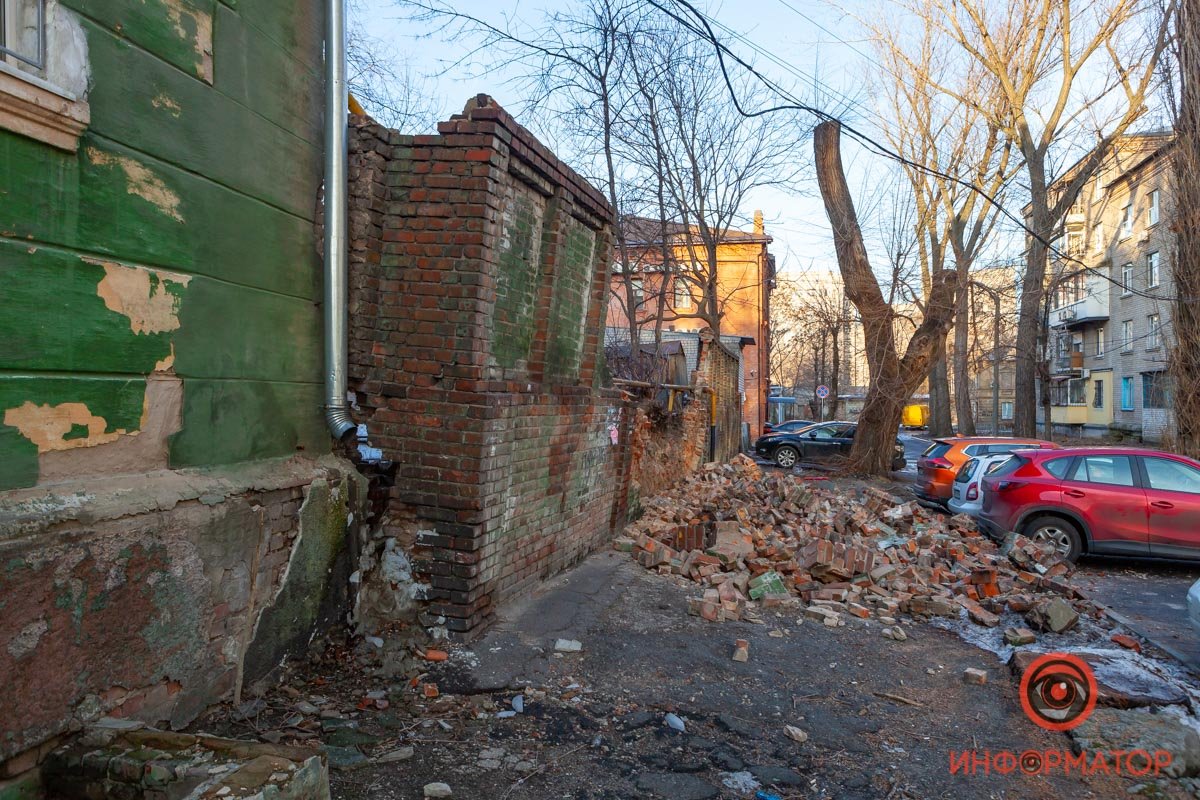 Тем не менее, убирать кирпичи с тротуара явно никто не торопится Тем не менее, убирать кирпичи с тротуара явно никто не торопится