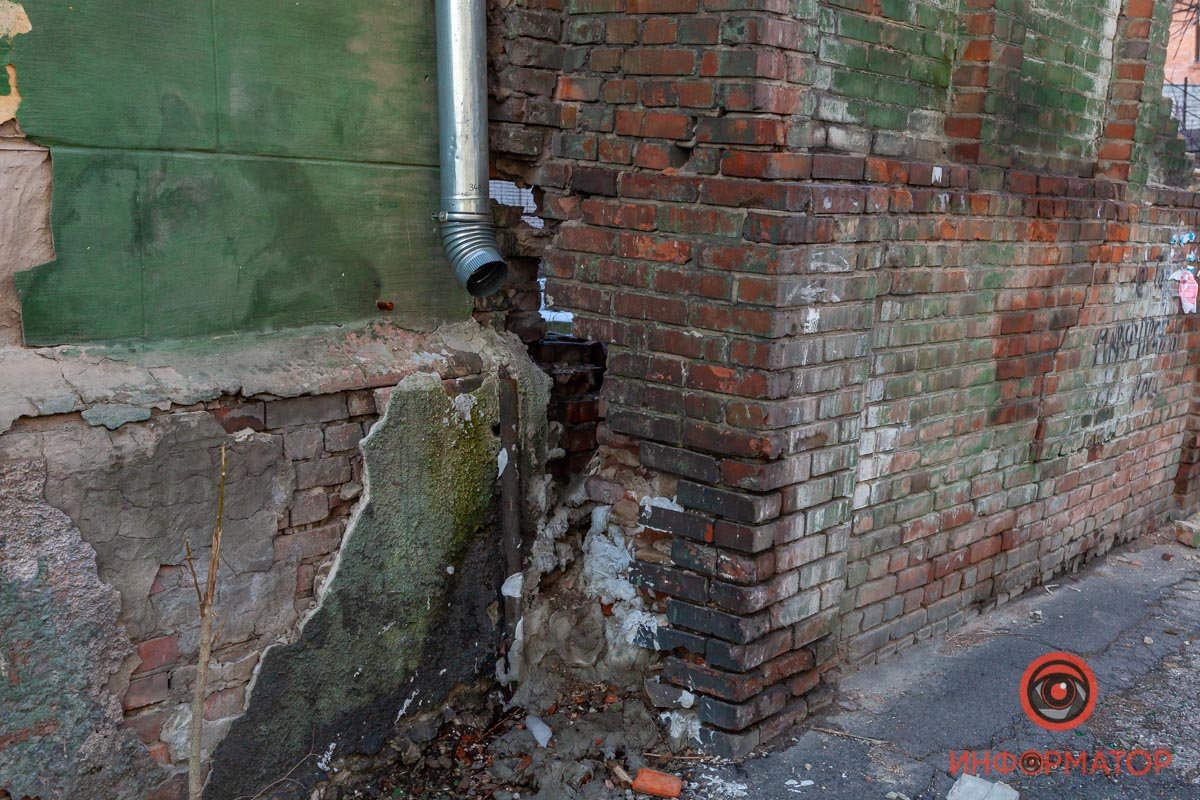 Уцелевшая часть стены явно "доживает" последние дни Уцелевшая часть стены явно "доживает" последние дни