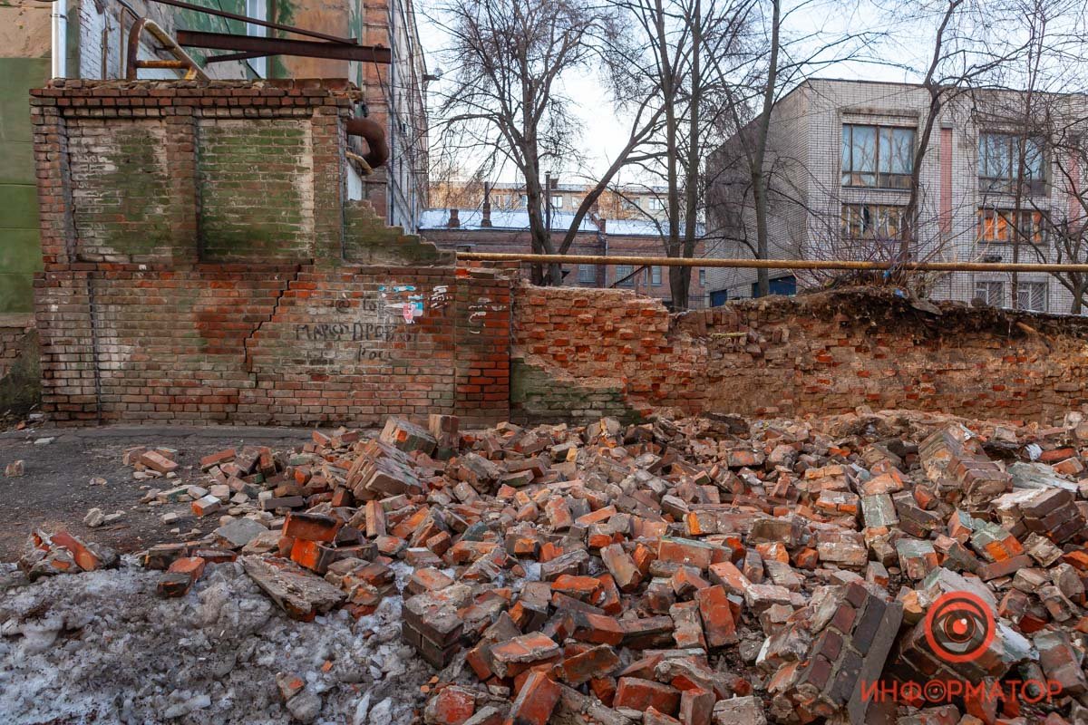 Судя по видео, причины как таковой для обрушения не было Судя по видео, причины как таковой для обрушения не было