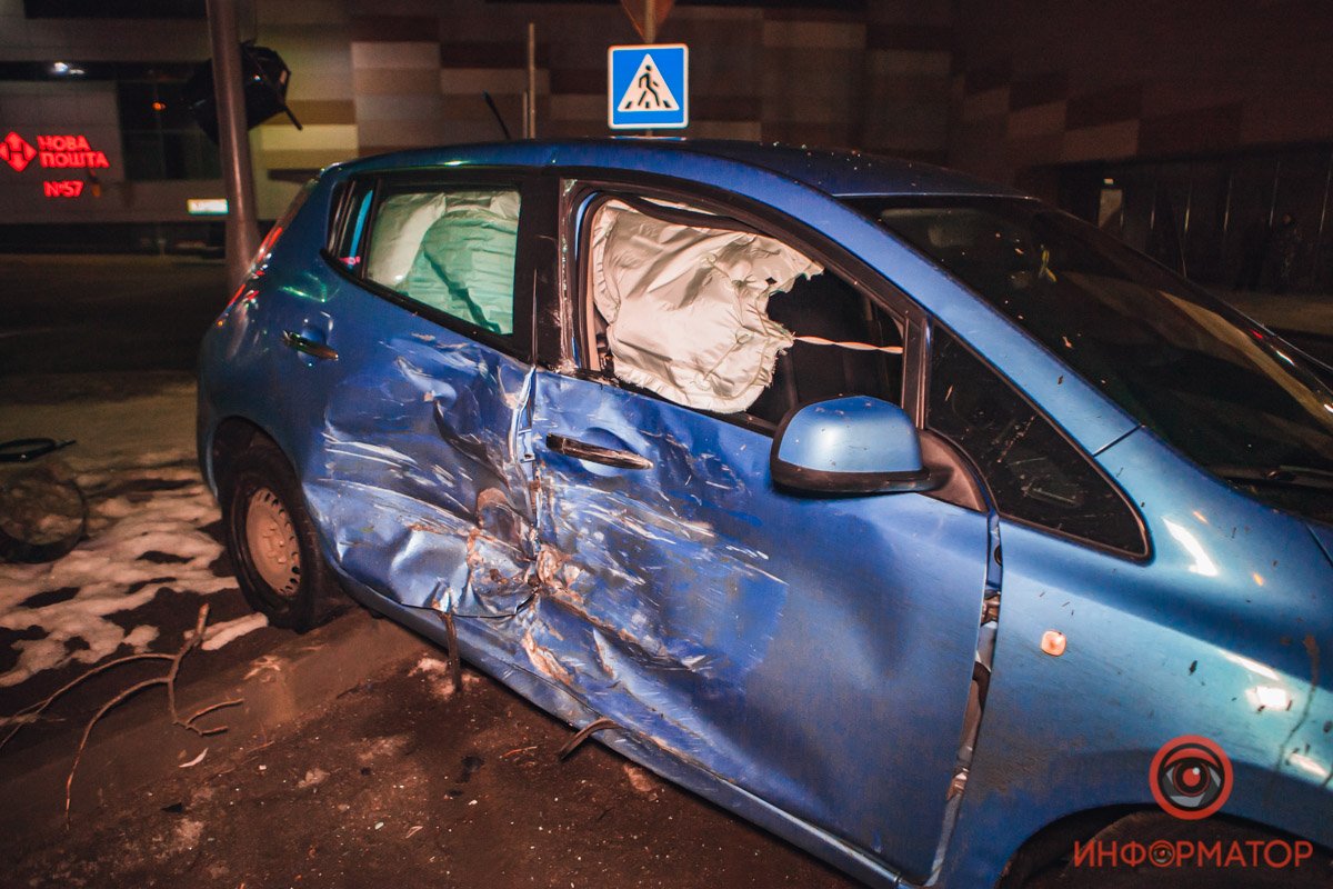 Nissan поворачивал на парковку в то время, как по соседней полосе двигался Hyundai Nissan поворачивал на парковку в то время, как по соседней полосе двигался Hyundai