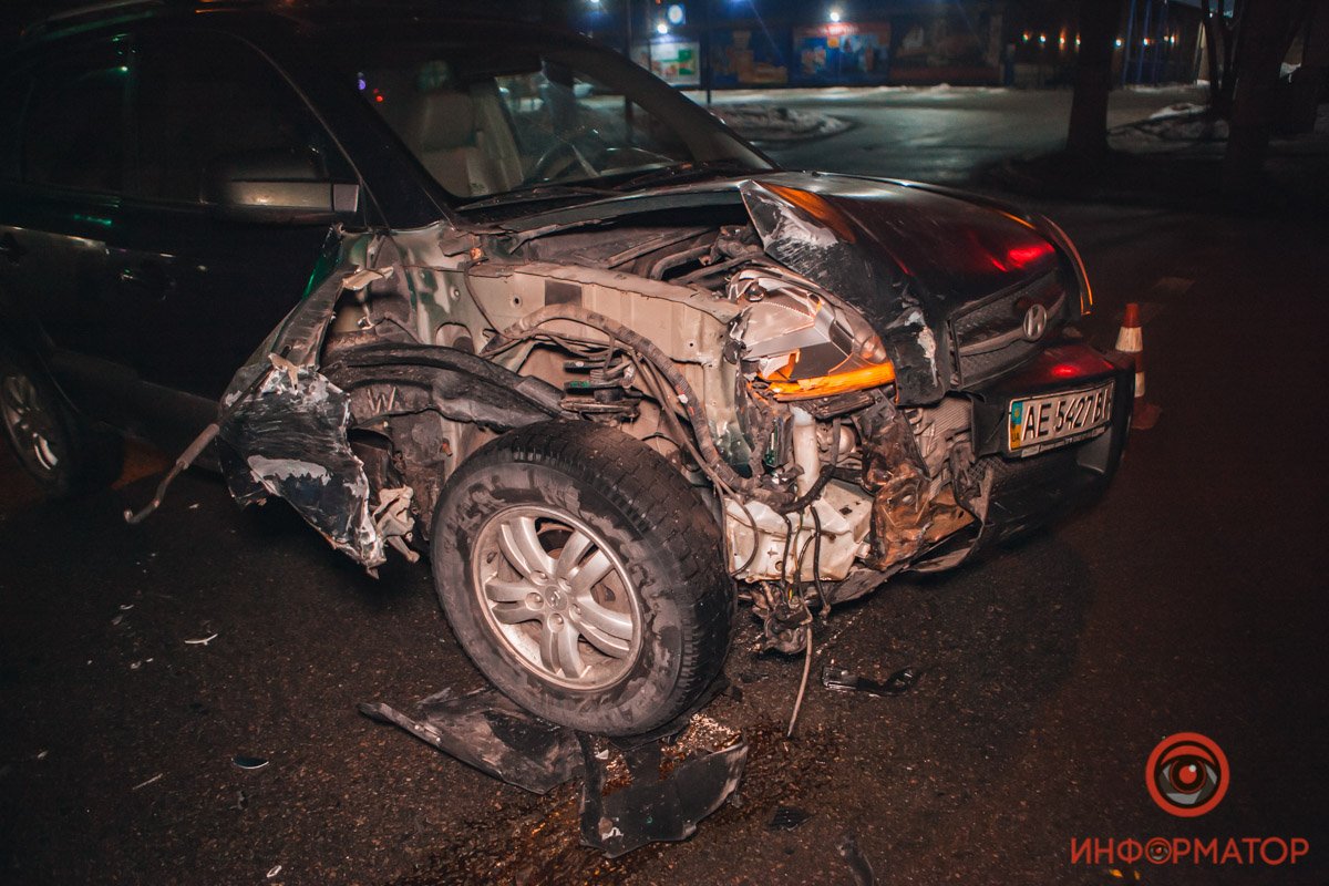 От удара один из автомобилей отбросило в столб От удара один из автомобилей отбросило в столб