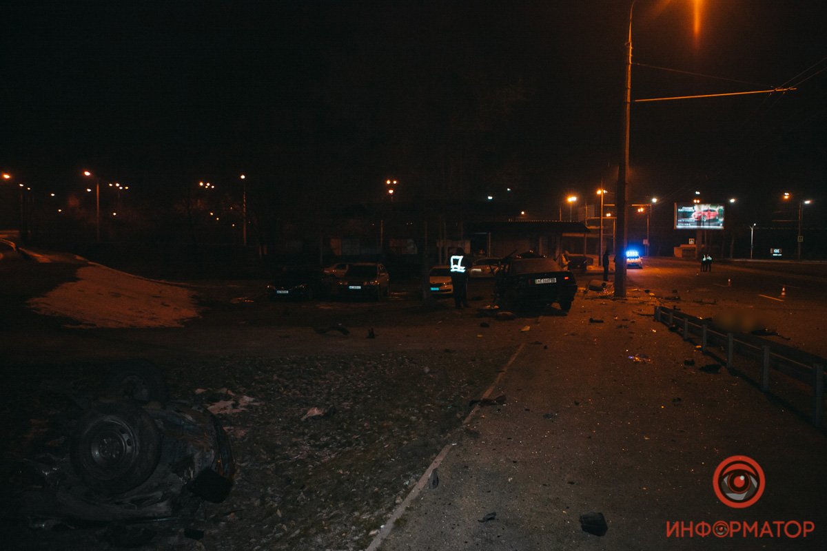 Toyota влетела в электроопору Toyota влетела в электроопору