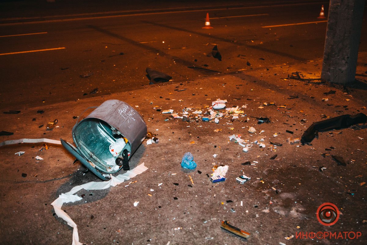 От удара снесло мусорный контейнер От удара снесло мусорный контейнер