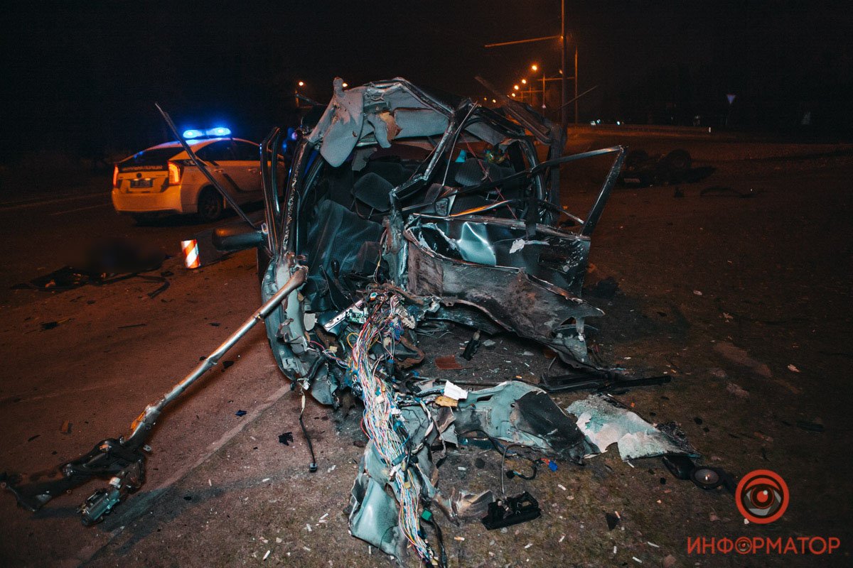Легковушку развернуло и вынесло на обочину Легковушку развернуло и вынесло на обочину