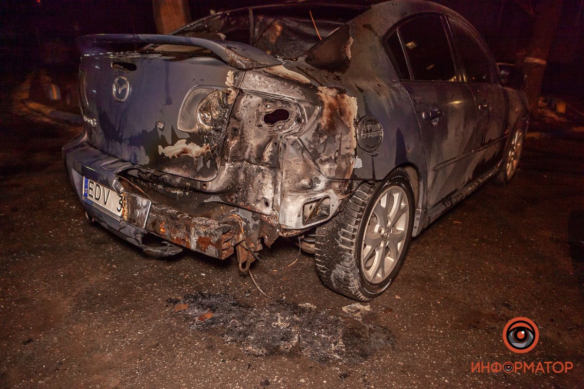 Возгорание началось с задней правой части Возгорание началось с задней правой части