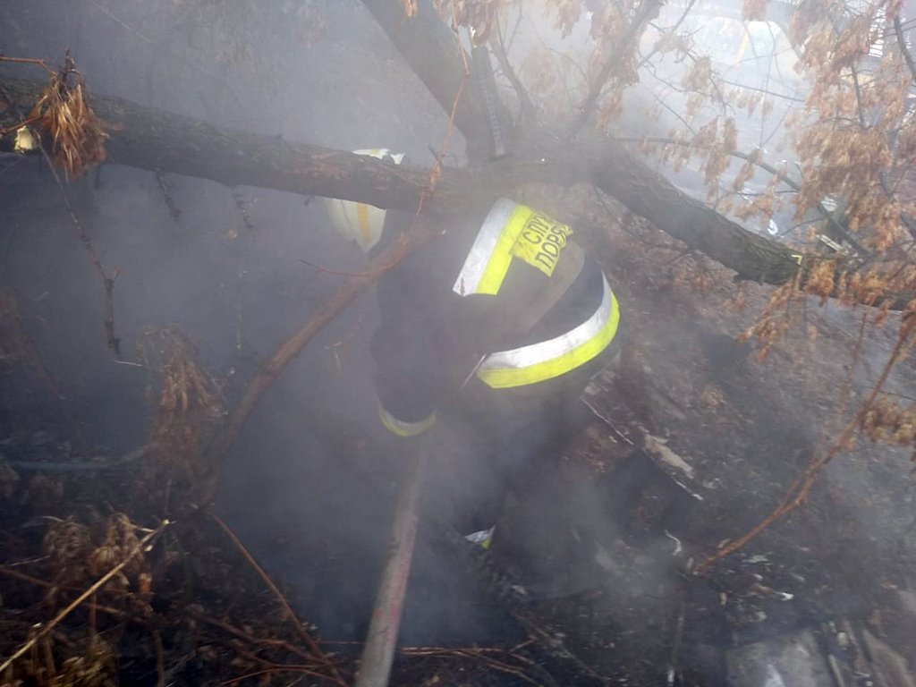 В Днепре второй день подряд горит заброшенный дом на Ломаной 1