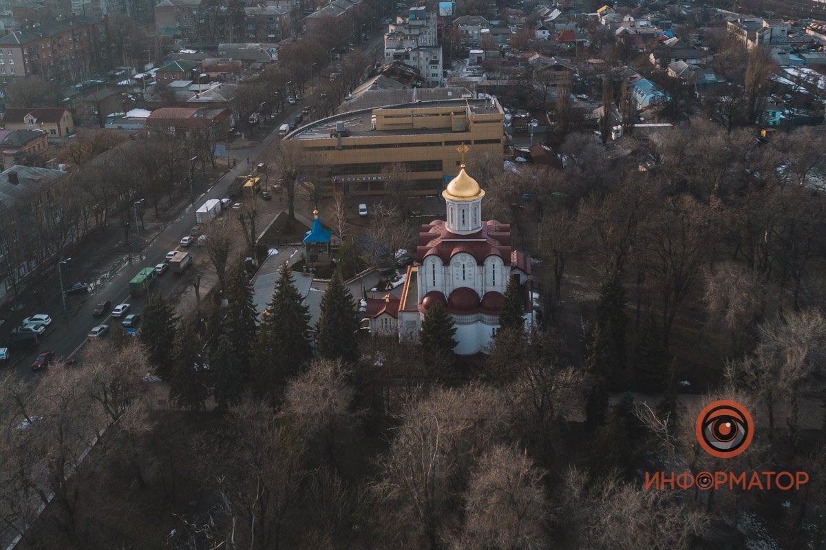 И обнимает эта даль,— И обнимает эта даль,—