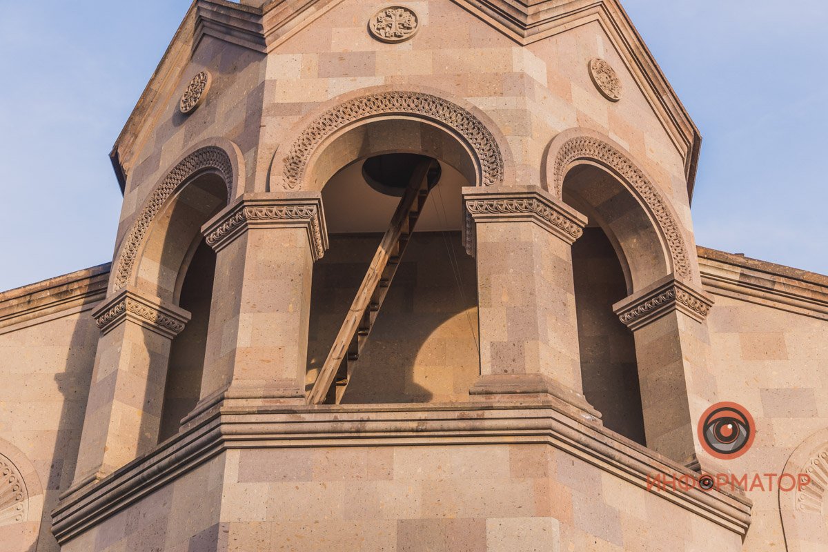 Кстати, местные почему-то не любят, когда церковь фотографируют...