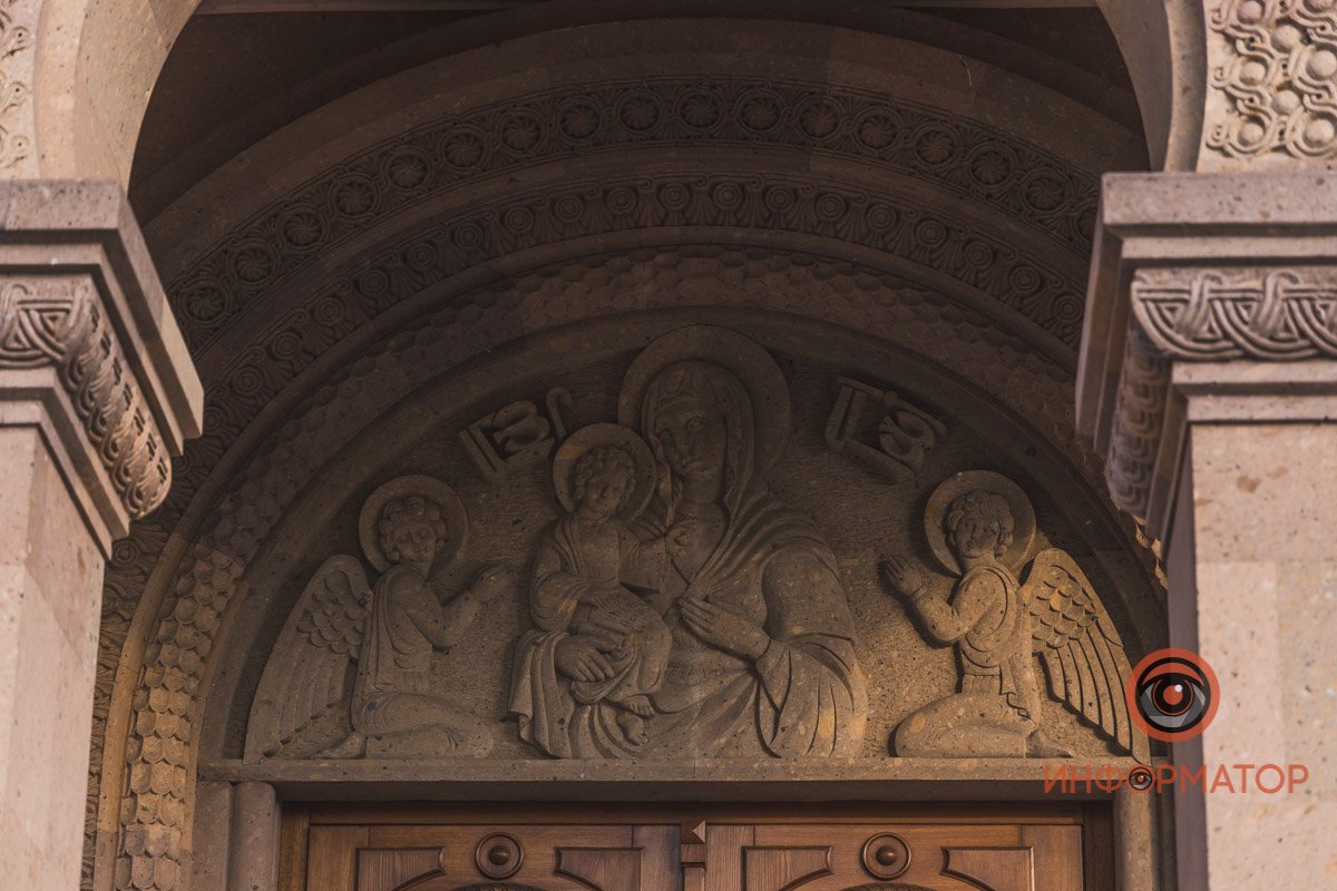 Орнамент и фигуры на фасаде здания выполнил мастер-резчик по камню из Армении Хачатрян Арутюнов.