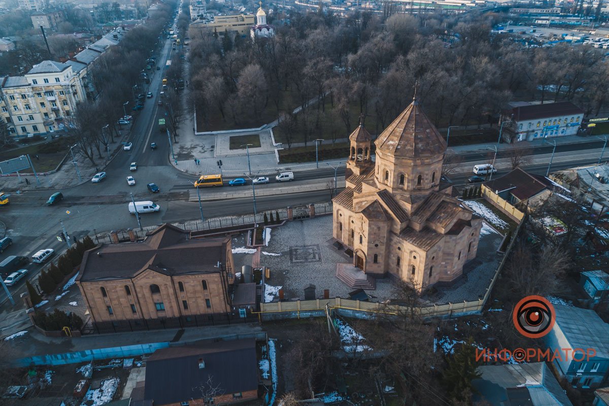 В строительстве использован традиционный армянский туф особенного, персикового оттенка