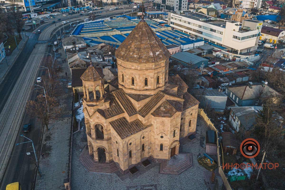 При храме действует армянская воскресная школа.