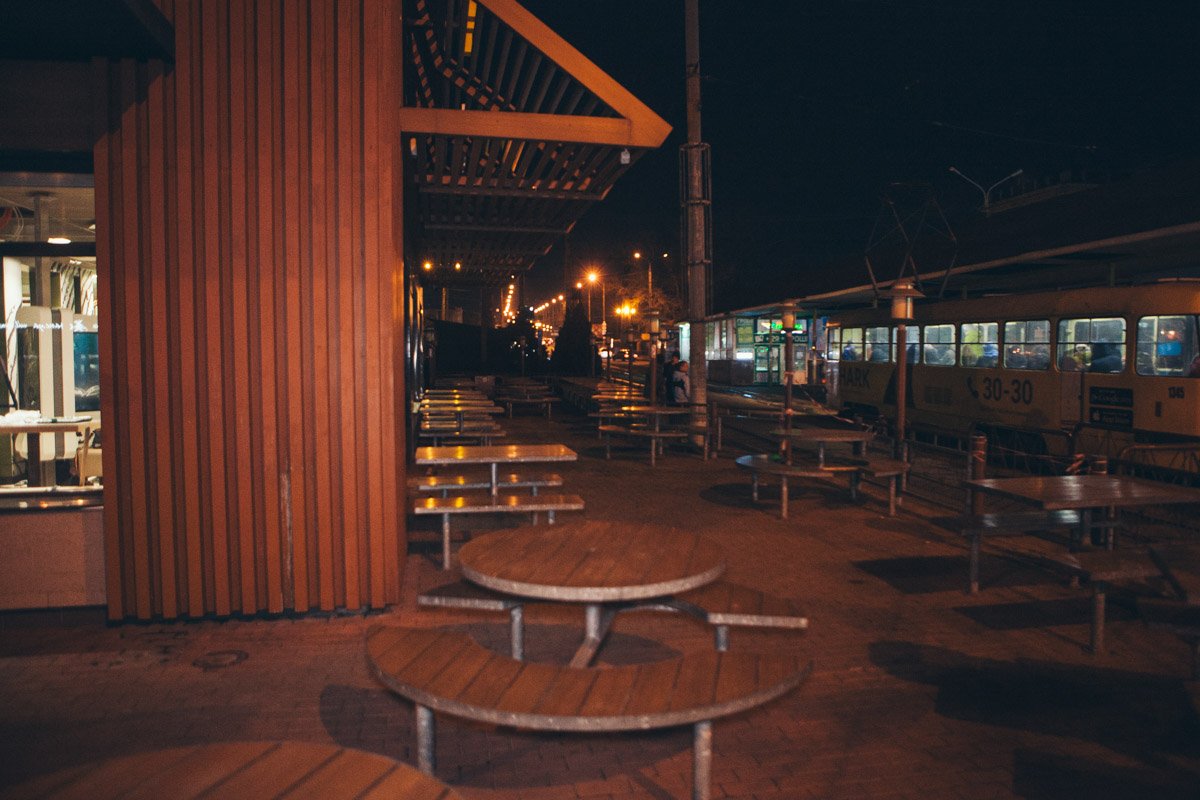 Площадь опустела без него...