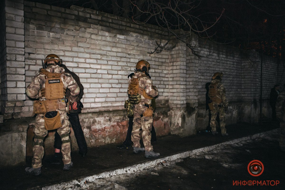 Женщина вышла из офиса, когда к ней подошли четыре человека и, угрожая ножом, силой усадили в Volkswagen