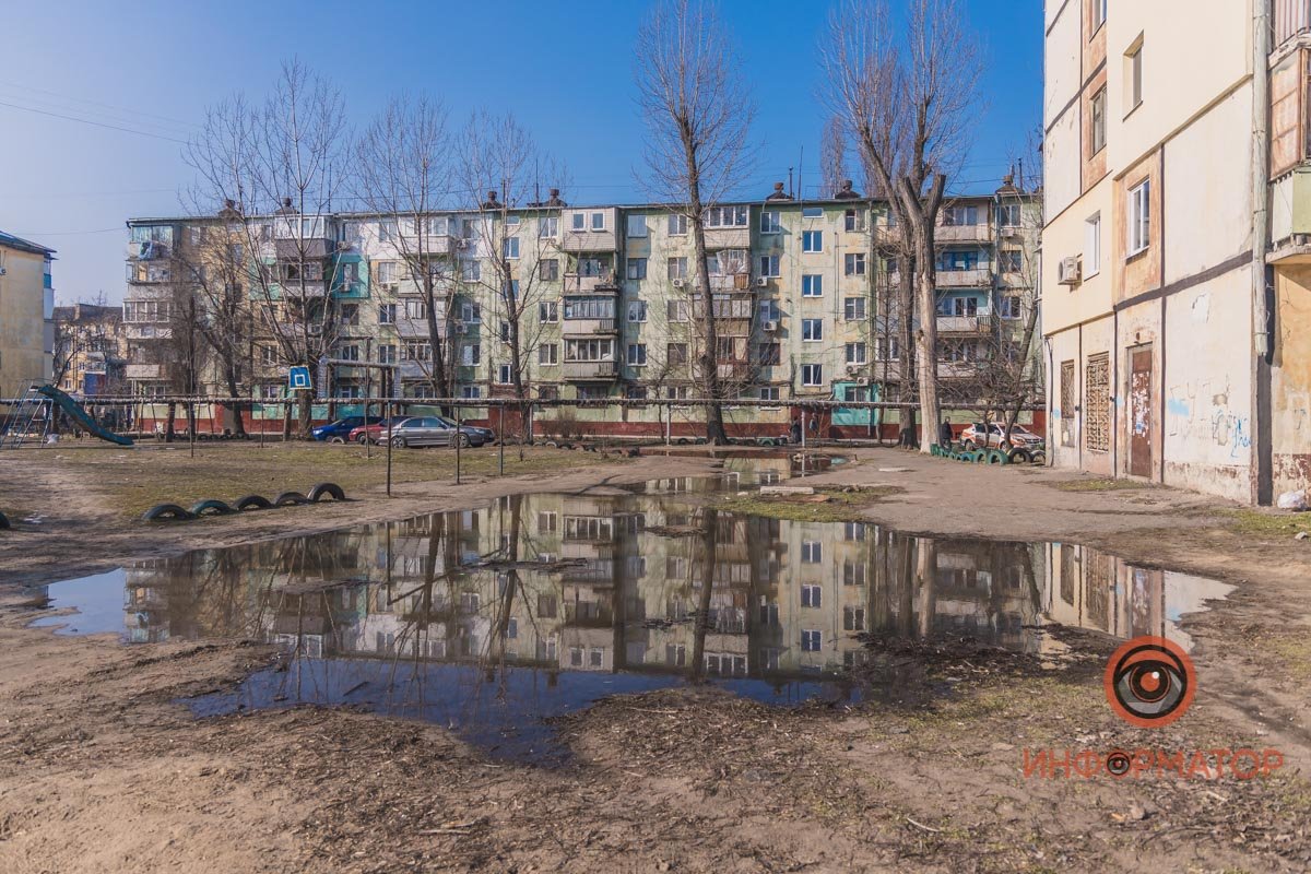 Поток воды хлещет из-под люка в районе домов № 1 и № 1а на Петра Калнышевского Поток воды хлещет из-под люка в районе домов № 1 и № 1а на Петра Калнышевского