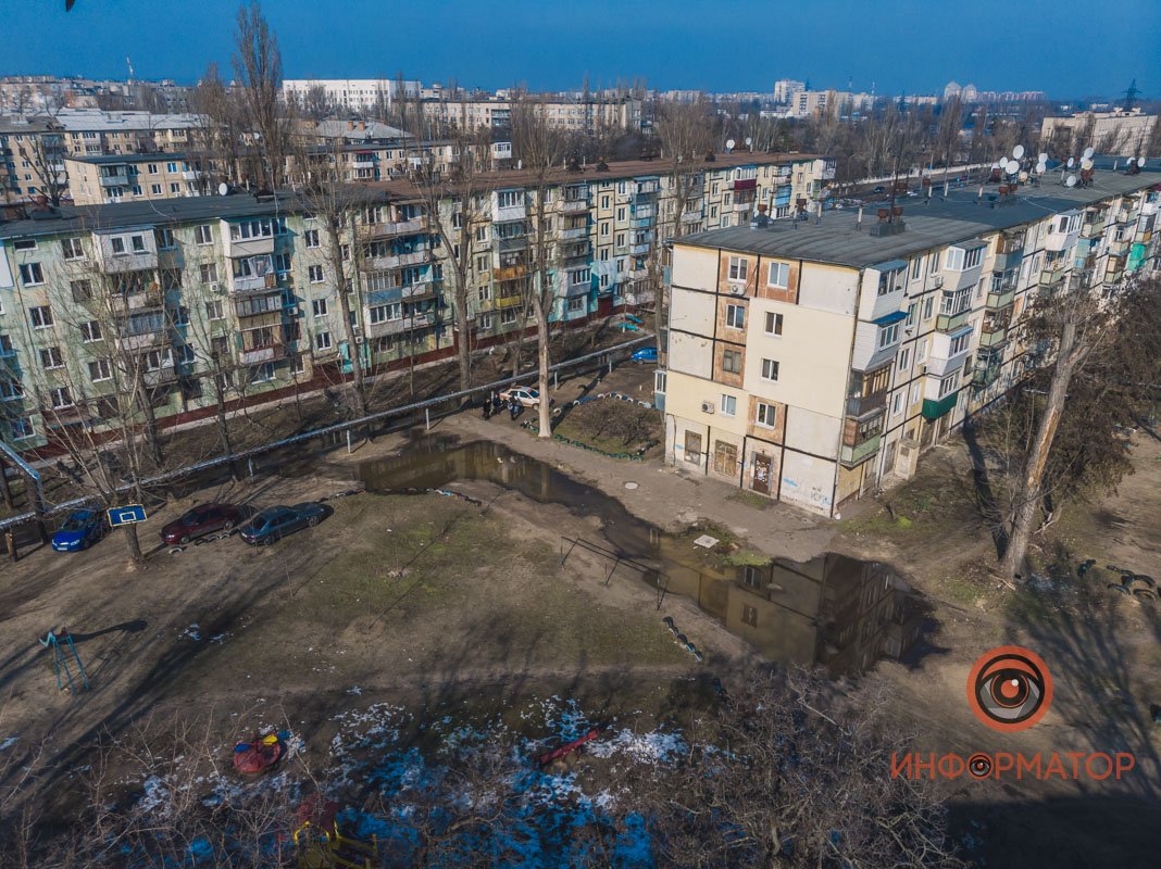 Дворы домов на проспекте Петра Калнышевского медленно, но уверенно заливает канализационной водой Дворы домов на проспекте Петра Калнышевского медленно, но уверенно заливает канализационной водой
