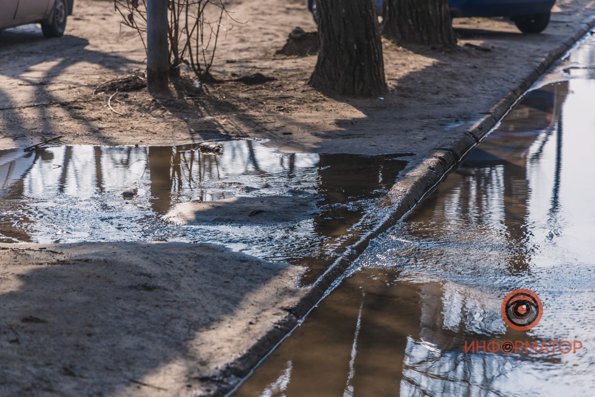 Кроме воды, на улице стоит ужасный запах Кроме воды, на улице стоит ужасный запах