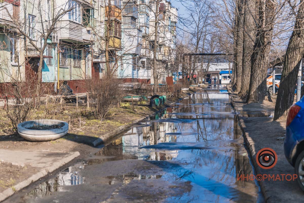Начиная свой путь со дворов, ручей уверенно бежит по проезжей части Начиная свой путь со дворов, ручей уверенно бежит по проезжей части