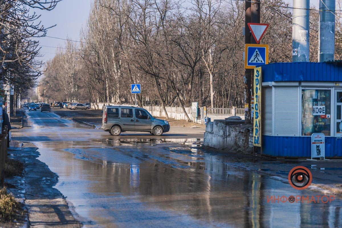 Местным жителям приходится обходить лужи по грязи и проезжей части Местным жителям приходится обходить лужи по грязи и проезжей части