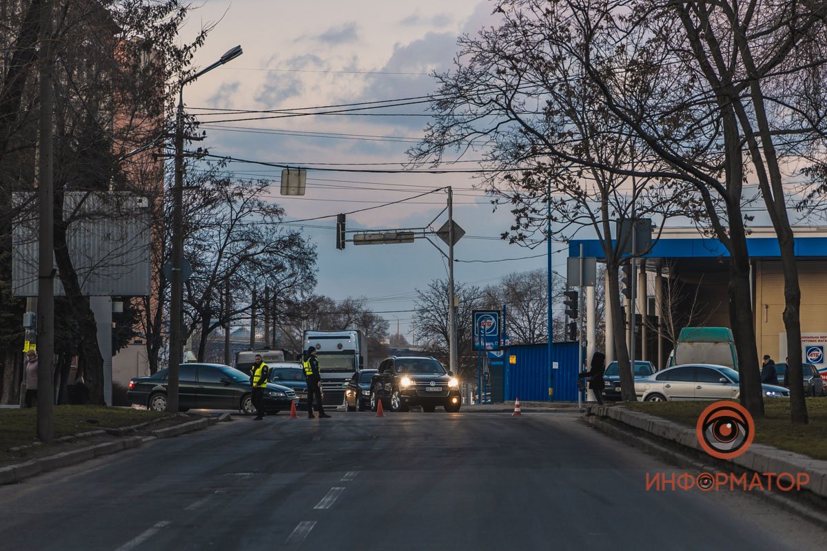 Патрульные перекрыли дорогу, поскольку на перекрестке работает кран Патрульные перекрыли дорогу, поскольку на перекрестке работает кран