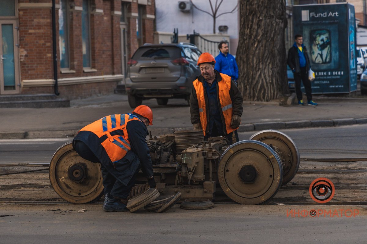 В ближайшее время вагон поставят на рельсы и движение возобновят