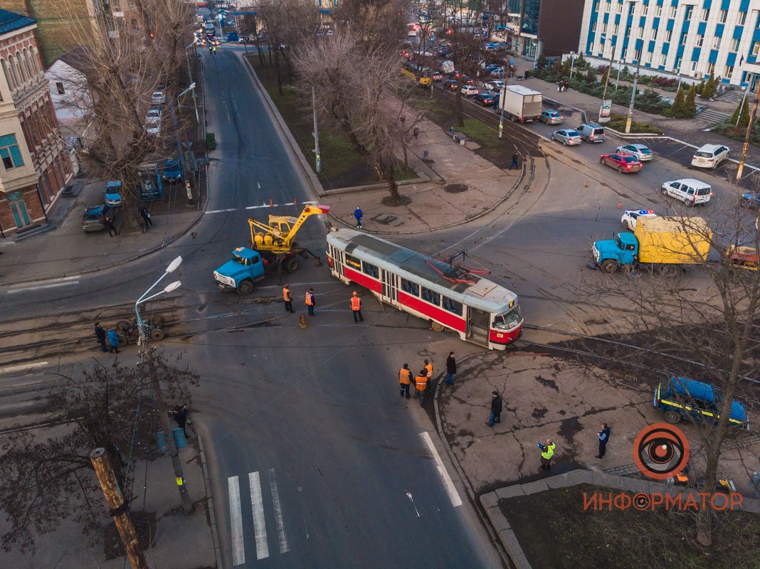 Либо выбирайте другой маршрут, либо будьте готовы постоять несколько минут в пробке Либо выбирайте другой маршрут, либо будьте готовы постоять несколько минут в пробке
